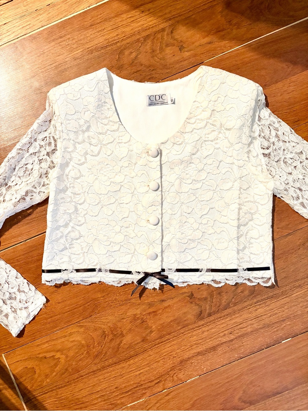 Vintage 90s CDC ivory cropped lace jacket/shirt with ribbon detail - Picture 10 of 12